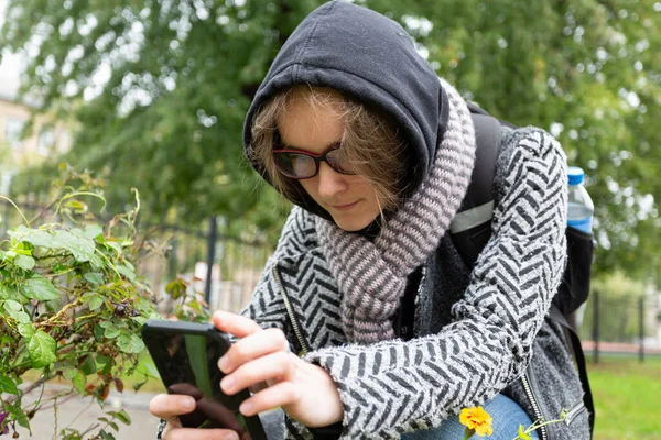 Teenager Herbstkleidung Auf Einer Straße Der Stadt — Stockfoto