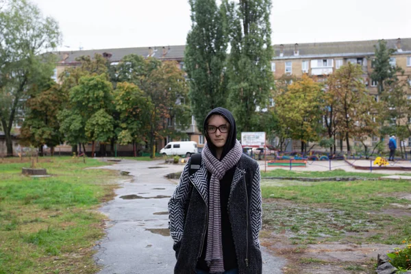 Adolescente Menina Roupas Outono Uma Rua Cidade — Fotografia de Stock