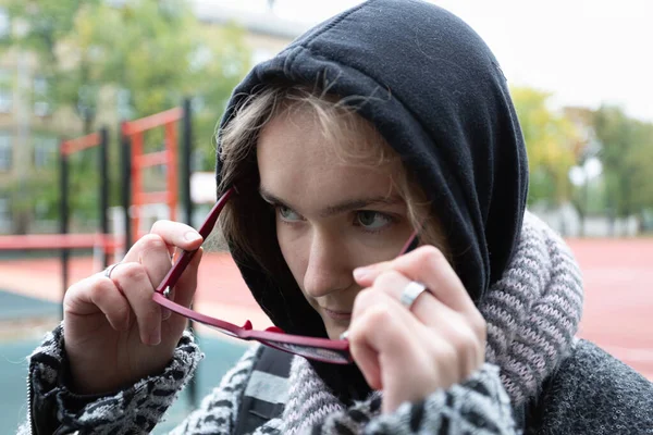 Teenager Herbstkleidung Auf Einer Straße Der Stadt — Stockfoto