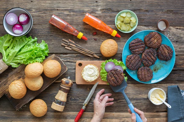 Διαδικασία Παρασκευής Ενός Ζουμερού Burger — Φωτογραφία Αρχείου