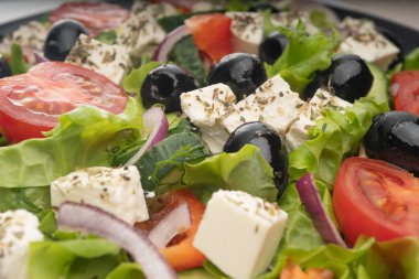 Bir tabak makro çerçeveli lezzetli Yunan salatası