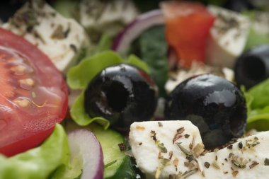 Bir tabak makro çerçeveli lezzetli Yunan salatası