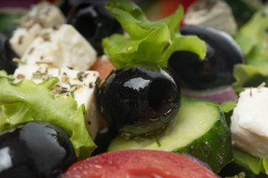 Bir tabak makro çerçeveli lezzetli Yunan salatası