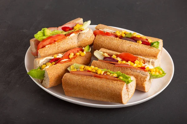 Вкусные Сэндвичи Ветчиной Соусом Тёмном Столе — стоковое фото