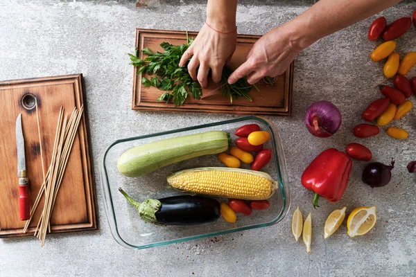 Mutfakta ızgara sebze hazırlayan kadın.