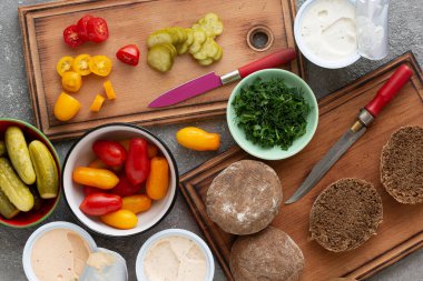 Vejetaryen yemeği. Sebzeli sandviç.