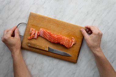 Mutfak tahtasında tuzlanmış somon doğranmış kadın.