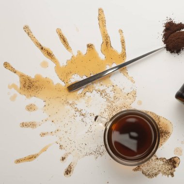 Kahve fincanında kahve, kahve çekirdekleri ve beyaz arka planda izole edilmiş İrlanda krema şurubu.