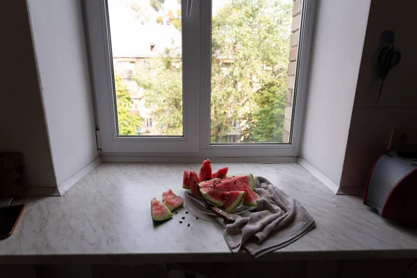 Reife Wassermelone Scheiben Geschnitten Auf Einem Hellen Tisch Fenster Stillleben — Stockfoto