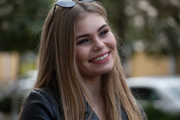 Feliz Sorrindo Menina Loira Passeio Primavera — Fotografia de Stock