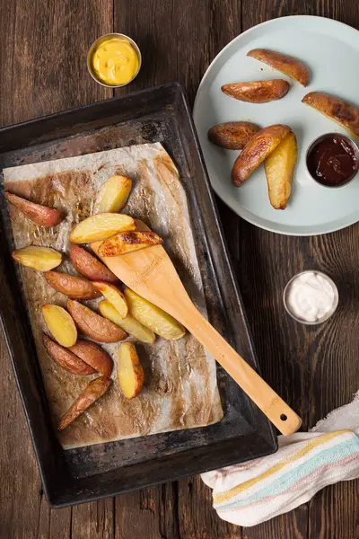 Papas Horneadas Rústicas Forma Lata Mesa Comedor — Foto de Stock