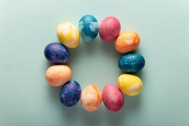 Mavi arka planda çok az paskalya yumurtası. Paskalya konsepti. Düz Düzen