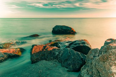 Sahilde taşlı harika bir deniz manzarası