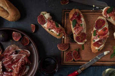 Jambonlu şarap ve Tapas.