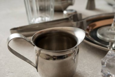 Kokteyller ve içecekler için bar hazır.