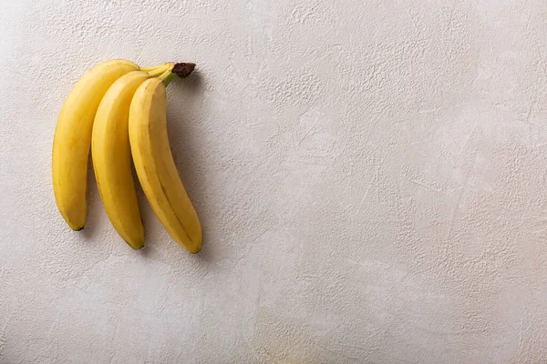 Oddział Dojrzałych Bananów Jasnym Tle — Zdjęcie stockowe