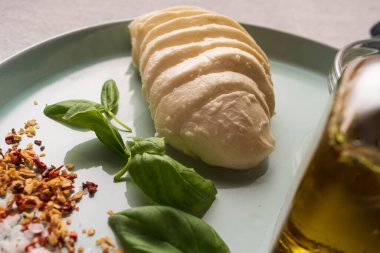 Caprese salatası için malzemeler salata tabağına konur.