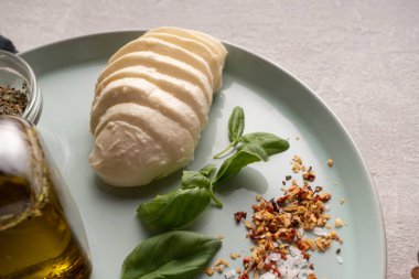 Caprese salatası için malzemeler salata tabağına konur.