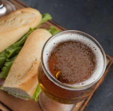 Tahta masada sandviç ve bira.