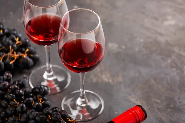 Vin Rouge Dans Des Verres Sur Table — Photo