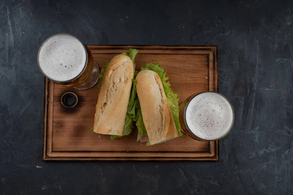 Sandwiches Und Bier Auf Einem Holztisch — Stockfoto