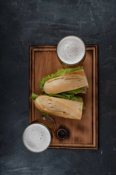 Сэндвичи Пиво Деревянном Столе — стоковое фото