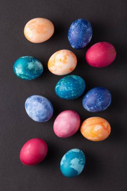 Karanlık taş arka planda Paskalya yumurtaları