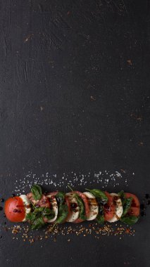 Lezzetli geleneksel İtalyan Caprese salatası