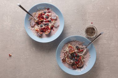 Yulaf ezmesi ve meyveli sağlıklı bir kahvaltı.