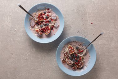 Yulaf ezmesi ve meyveli sağlıklı bir kahvaltı.