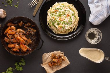 Kızarmış karides ve beyaz soslu makarna.