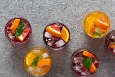 Yaz kokteylleri, meyve ve buzlu içecekler.