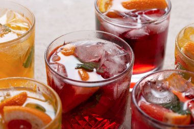 Sangria 'yı buzlu ve taze meyveli bardaklara doldur.