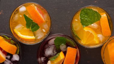 Sangria 'yı buzlu ve taze meyveli bardaklara doldur.