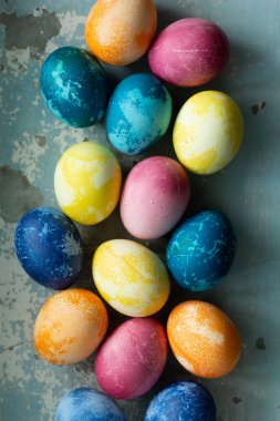 Eski mavi beton arka planda paskalya yumurtaları