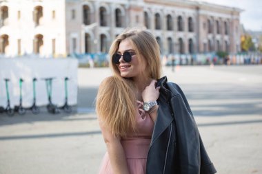 Avrupa 'nın antik şehirlerinde seyahat eden kız