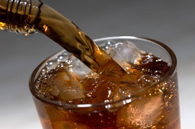 Buzlu bardağa rom ya da brendi dök.