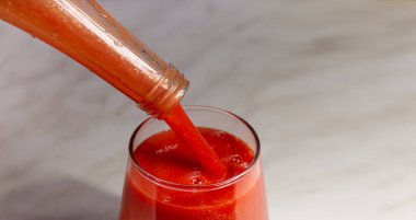 Banner domates suyu bardağa dökülür.