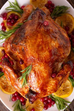 Şükran Günü tavuğu ahşap masa galasında. Noel tavuğu