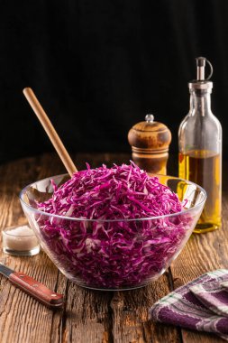 Kırmızı lahana salatası sağlıklı yemek.