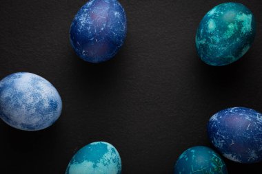 Paskalya yumurtaları siyah arka planda kapanıyor