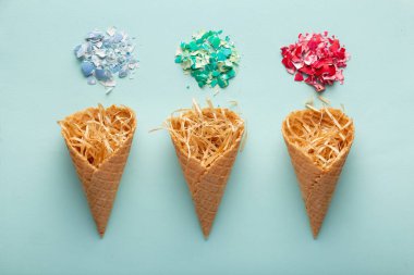 Dondurma, saman ve yumurta kabuklu Paskalya konsepti