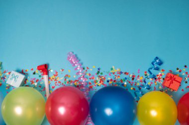 Pastel mavi arkaplan üzerine düz parti dekorasyonu kavramı yukarıdan