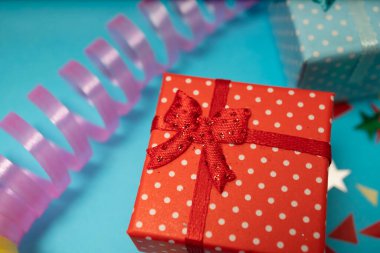 Pastel mavi arkaplan üzerine düz parti dekorasyonu kavramı yukarıdan