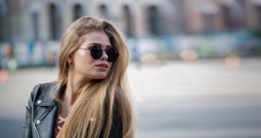 Güzel bir kız seyahat konseptinin portresiyle pankart.