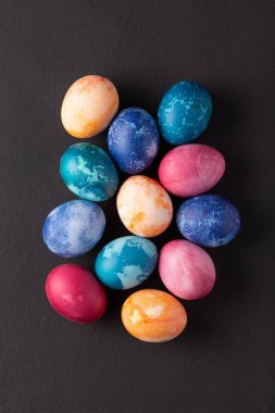 Karanlık taş arka planda Paskalya yumurtaları