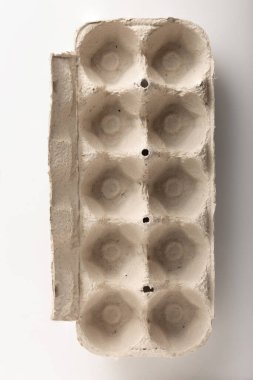 Beyaz arkaplanda karton yumurta tepsisi