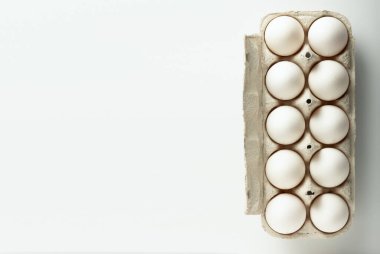 Karton tepside taze tavuk yumurtası.
