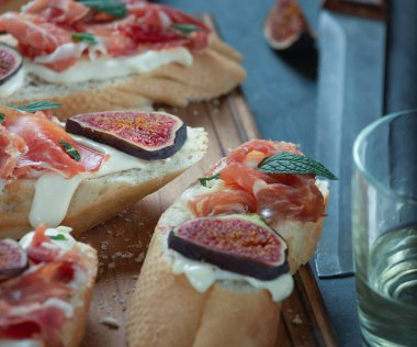 Kırmızı ve beyaz şarap ve domuz pastırmalı bruschetta..