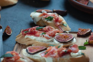 Jamonlu İspanyol tapası ve pintxos ve yumuşak peynir, şarap, akşam yemeği.